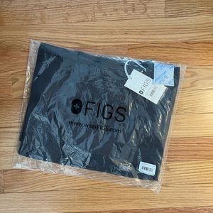 NWT Figs scrubs one pocket Catarina top in charcoal